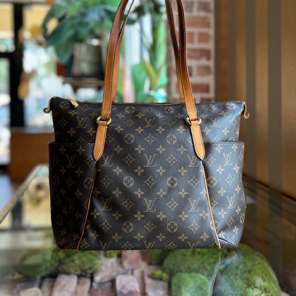LOUIS VUITTON Totally MM Brown Monogram Canvas Tote